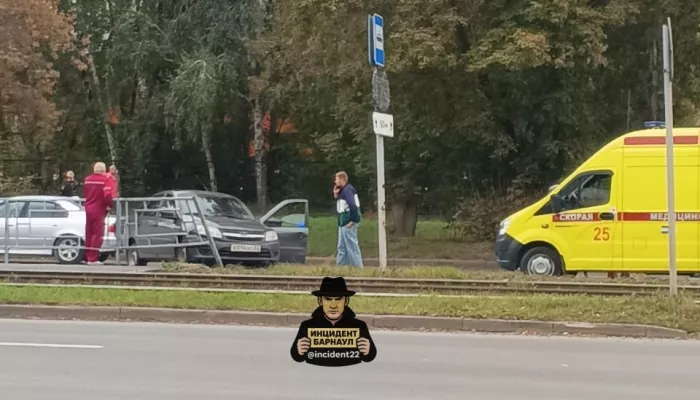 23-летняя девушка пострадала в ДТП на улице Попова в Барнауле. Фото