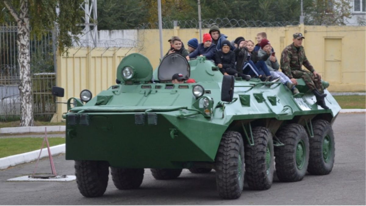 ОМОН в Бийске устроил день открытых дверей для школьников 