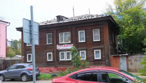 Не для обогащения. Собственники дома в центре Барнаула дорого продают сотки под ним