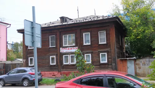 Не для обогащения. Собственники дома в центре Барнаула дорого продают сотки под ним