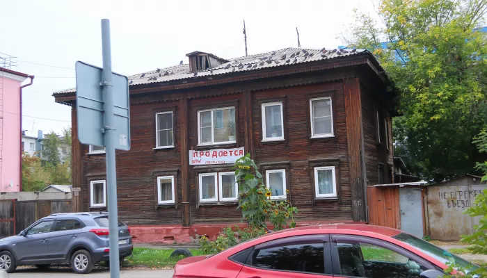 Не для обогащения. Собственники дома в центре Барнаула дорого продают сотки под ним