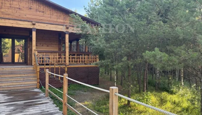Современный дом в лесу продают в Республике Алтай за 39 млн рублей. Фото