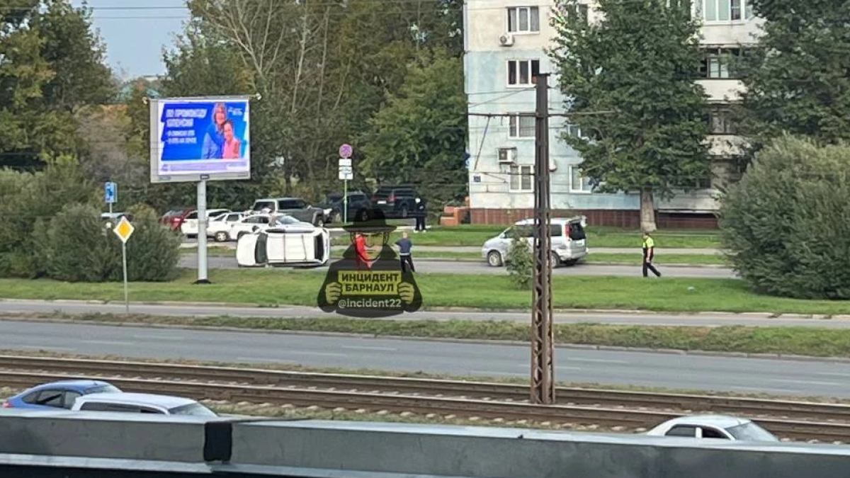 ДТП с переворотом в Барнауле