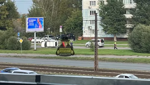 Массовая авария с переворотом произошла на улице Малахова в Барнауле