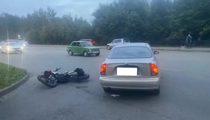 Автомобиль сбил подростка на питбайке без прав в Бийске. Фото