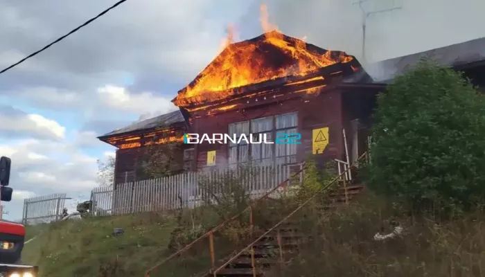 Здание станции Ползуново загорелось в Барнауле. Фото