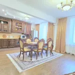 Квартиру в классическом стиле продают в сталинке в Барнауле за 13,7 млн рублей