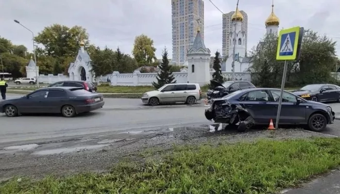 Водитель потерял сознание и погиб после столкновения с четырьмя машинами