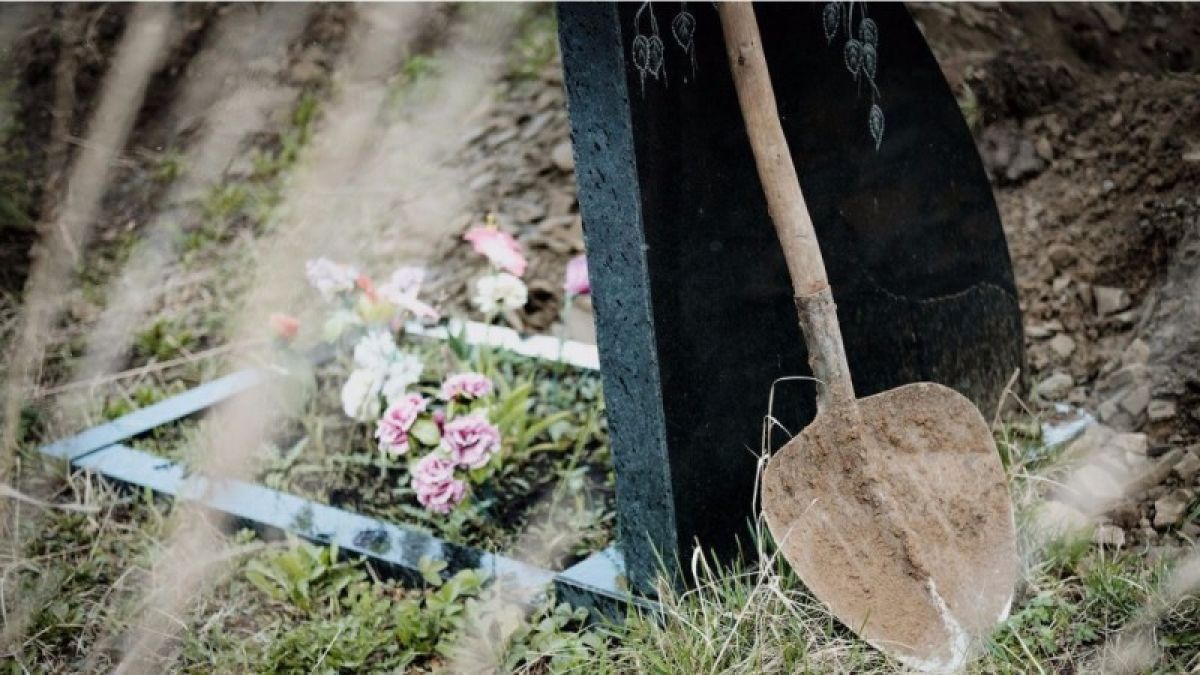Следком проверяет, почему несколько могил не закопали на кладбище в Барнауле