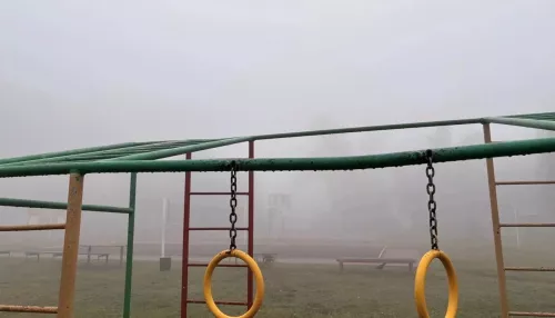 Густой туман окутал улицы Бийска ранним утром. Фото