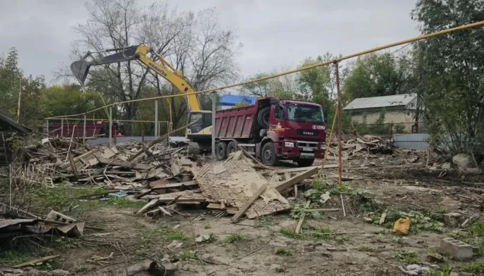 На Потоке в Барнауле продолжается снос аварийных домов в рамках КРТ