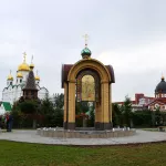 Купель, купол, витражные иконы: как выглядит новая часовня в деловом квартале Барнаула