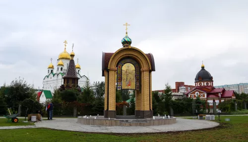 Купель, купол, витражные иконы: как выглядит новая часовня в деловом квартале Барнаула