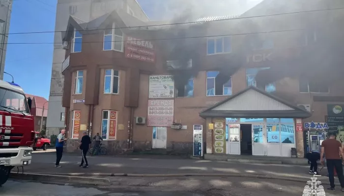 Пожар на 2,1 тысячи квадратов охватил здание ТЦ в Стерлитамаке, есть погибшие