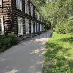 Однушку в деревянном вековом доме продают в Барнауле за 4 млн рублей. Фото