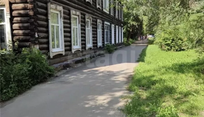 Однушку в деревянном вековом доме продают в Барнауле за 4 млн рублей. Фото