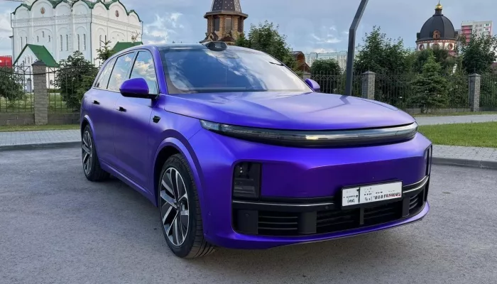 Яркий фиолетовый автомобиль с мандариновым салоном продают за 7 млн в Барнауле. Фото