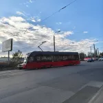 Трамвай сошел с рельсов на улице Челюскинцев в Барнауле. Фото