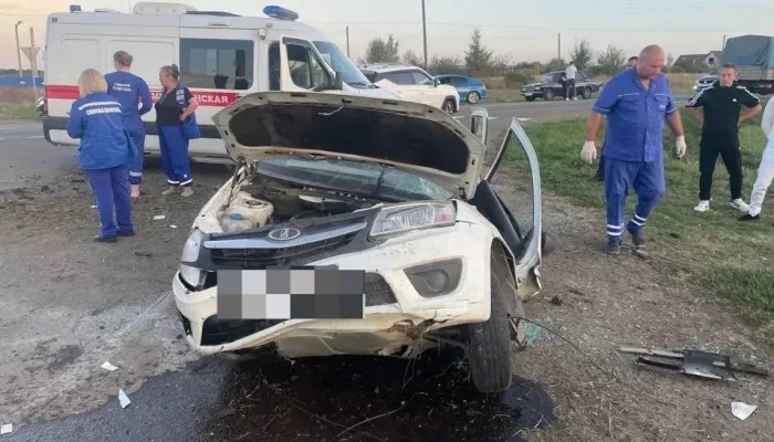 Лада Гранта вылетела с дороги и перевернулась: погибли два человека. Фото