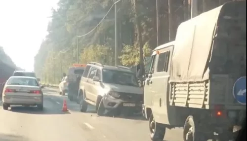 УАЗ Патриот врезался в ограждение на шоссе Ленточный бор в Барнауле