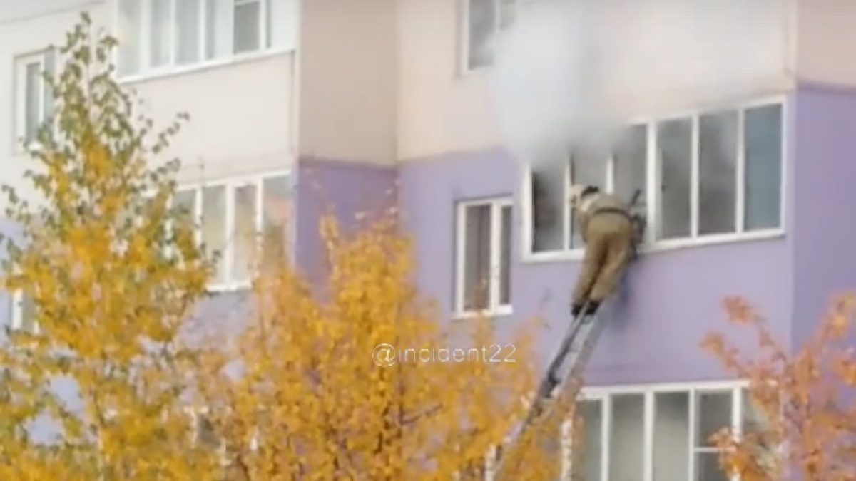 Вспыхнула от горящего матраса: квартира загорелась в барнаульской новостройке