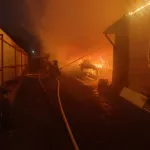 Крупный пожар уничтожил дом, баню и сарай в центре Барнаула