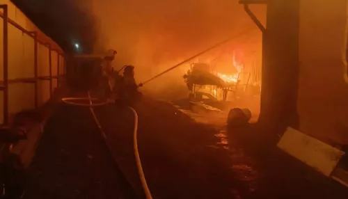 Крупный пожар уничтожил дом, баню и сарай в центре Барнаула