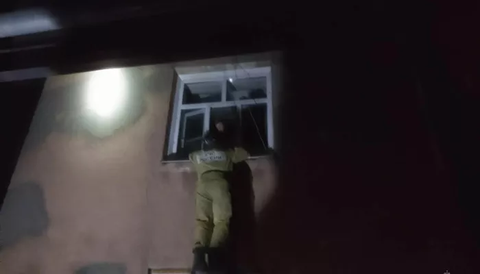 Пожарные спасли жильцов из задымленного многоквартирного дома в алтайском селе
