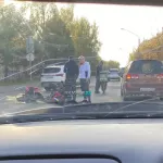 Курьер службы доставки попал в ДТП на улице Петра Сухова в Барнауле
