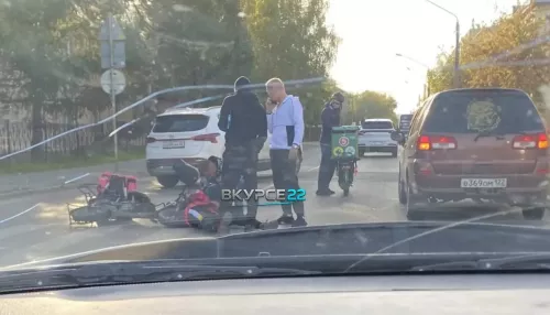 Курьер службы доставки попал в ДТП на улице Петра Сухова в Барнауле