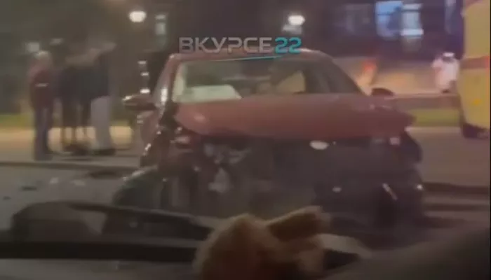 Женщина-водитель пострадала в лобовом ДТП в центре Барнаула