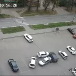 Женщина за рулем Nissan снесла три припаркованные машины в Бийске. Видео