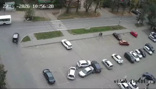 Женщина за рулем Nissan снесла три припаркованные машины в Бийске. Видео