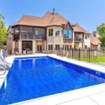 Особняк с панорамными окнами и камином продают в горах Алтая за 40 млн рублей. Фото