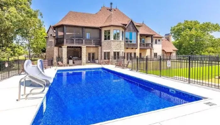 Особняк с панорамными окнами и камином продают в горах Алтая за 40 млн рублей. Фото