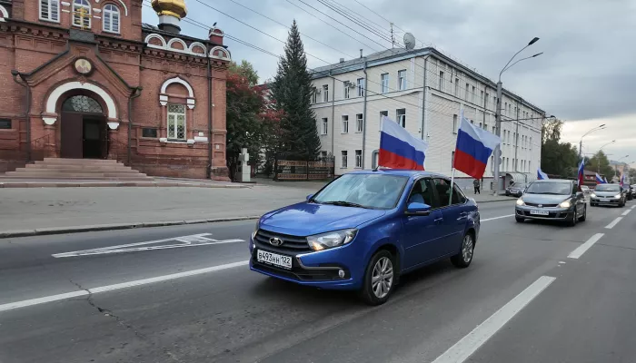 Барнаульцы отметили автопробегом День воссоединения новых регионов с РФ