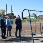 В барнаульском поселке завершили обустройство спортивно-игровой площадки. Фото