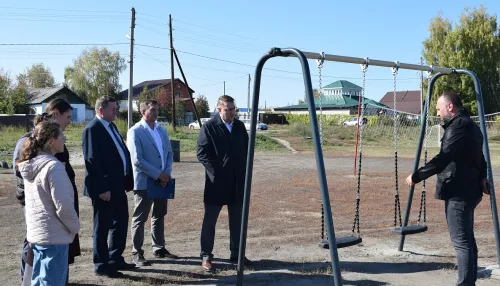 В барнаульском поселке завершили обустройство спортивно-игровой площадки. Фото