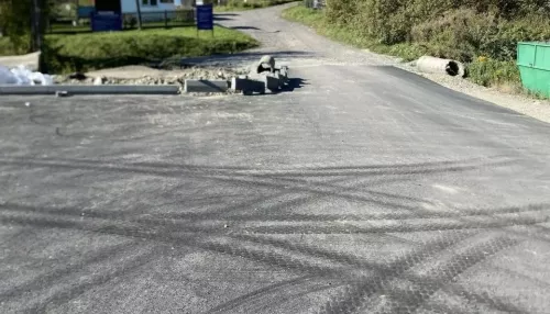 В Горно-Алтайске ремонтируют дорогу у кладбища №3. Фото