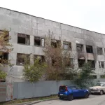 Гарь, хлам и лежка бомжа: как выглядит опасная заброшка на барнаульском Потоке. Фото