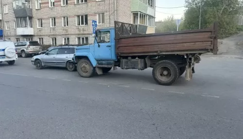 В Горно-Алтайске водитель ГАЗ врезался в авто и умер на месте