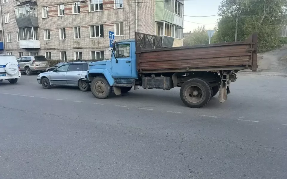 В Горно-Алтайске водитель ГАЗ врезался в авто и умер на месте