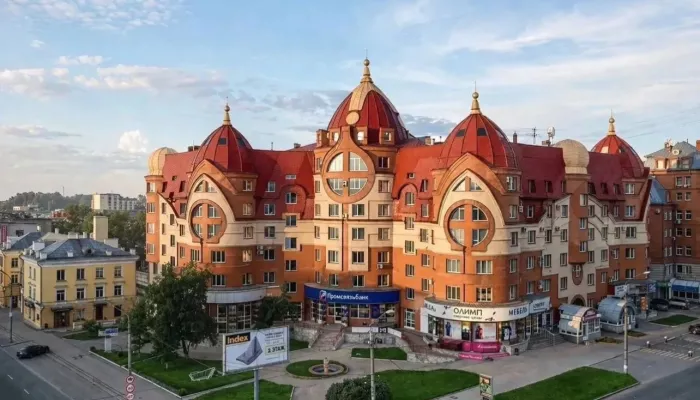 Просторную квартиру в знаменитых Трех богатырях продают в центре Барнаула. Фото