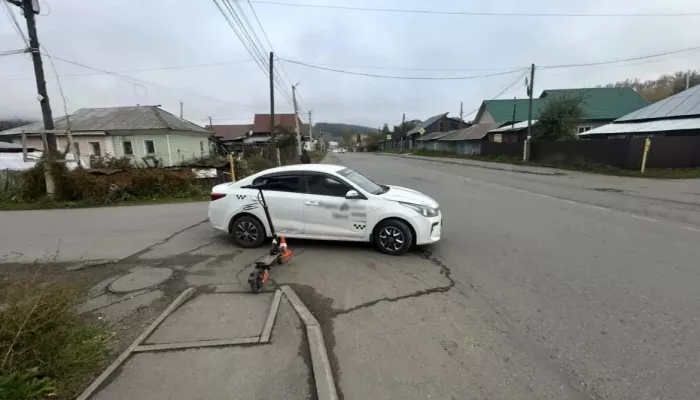 Подросток на электросамокате столкнулся с Kia Rio и попал в больницу в Горно-Алтайске