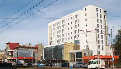 Лицо Ленинского: как в Барнауле обшивают стены легендарного долгостроя. Фото