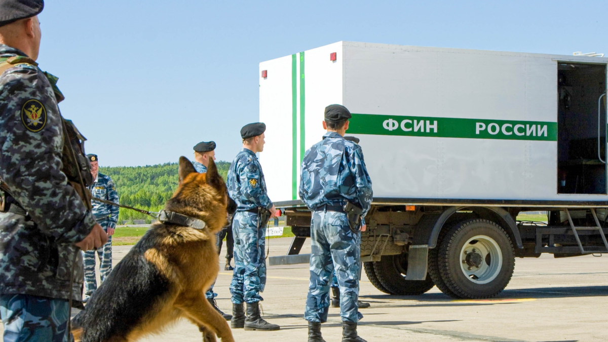 Сотрудники специальных подразделений по конвоированию ФСИН