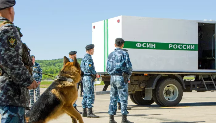 Осужденный напал на конвоиров ФСИН в поезде: есть погибший и раненые