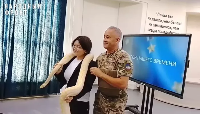 Алтайский боец показал питона Анжелину, которая служила с ним на СВО