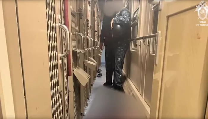 Следком показал кадры из поезда после нападения осужденного на конвоира ФСИН