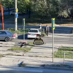 В Барнауле водитель Nissan влетел забор и скрылся, бросив машину